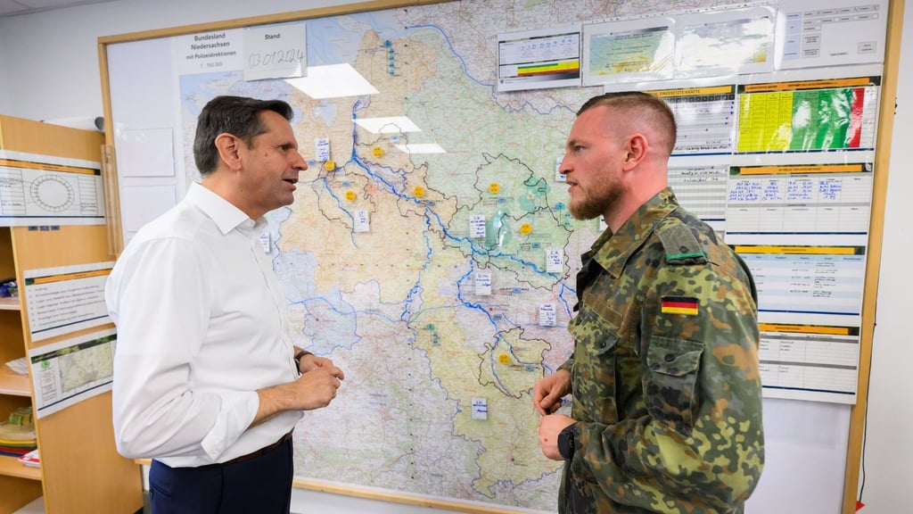 Im Sommer informierte sich Niedersachsens Ministerpräsident Lies (l.) beim Landeskommando der Bundeswehr. (Archivbild)