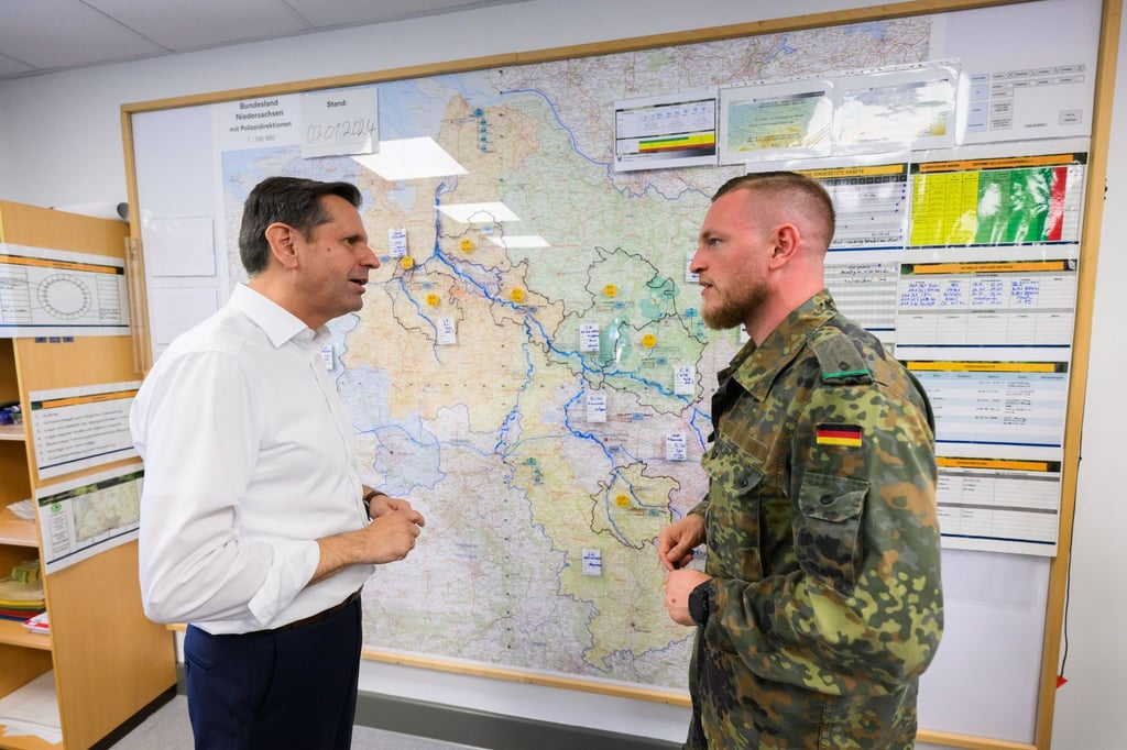 Im Sommer informierte sich Niedersachsens Ministerpräsident Lies (l.) beim Landeskommando der Bundeswehr. (Archivbild)
