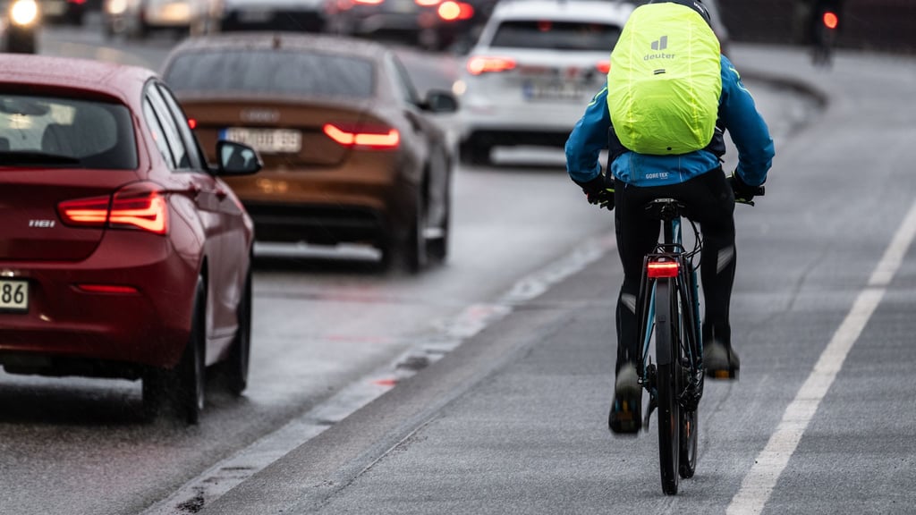 Mehrere Menschen stürzten mit ihren Rädern auf glatten Straßen. (Symbolbild)
