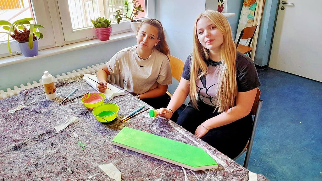 Die Schüler der Ganztagsschule gestalteten im Rahmen von Projekttagen Wegweiser für die Schulbibliothek. 