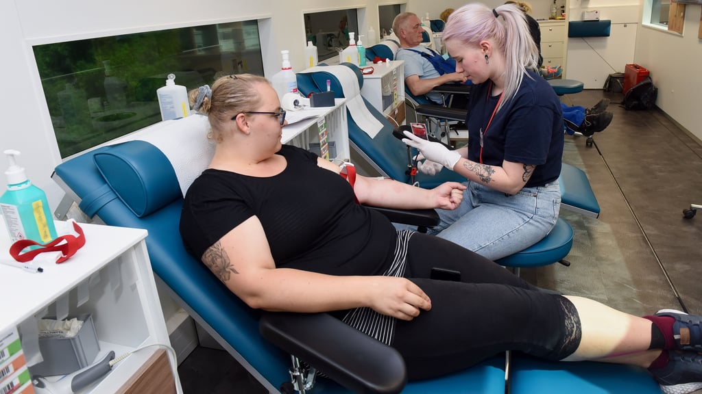 Eine DRK-Mitarbeiterin betreut eine Spenderin während der Blutabnahme bei einer Aktion in Sangerhausen.