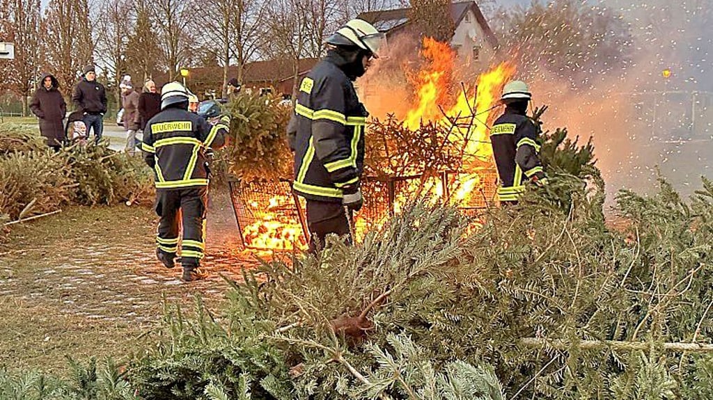 Die Stendaler Ortswehr lädt für den 10. Januar 2026 wieder zum Weihnachtsbaumverbrennen an die Feuerwache in der Von-Schill-straße in Stendal ein.