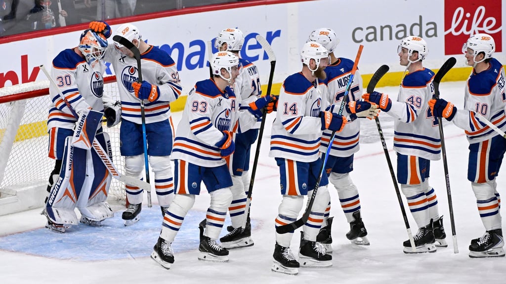 Edmontons Torwart Calvin Pickard (l) feiert den Sieg mit seinen Teamkollegen.