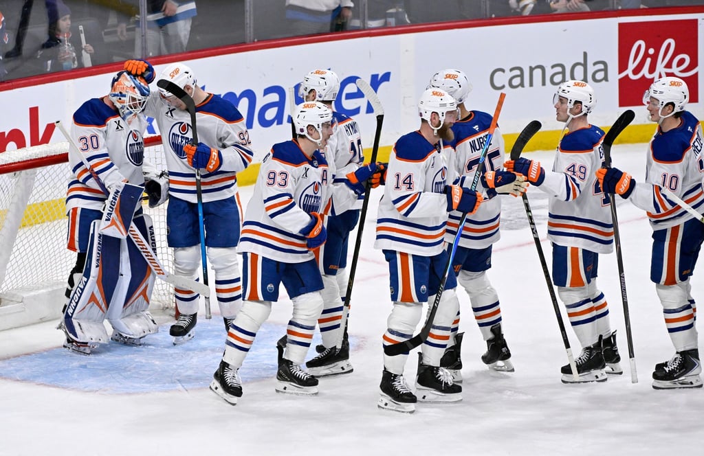 Edmontons Torwart Calvin Pickard (l) feiert den Sieg mit seinen Teamkollegen.