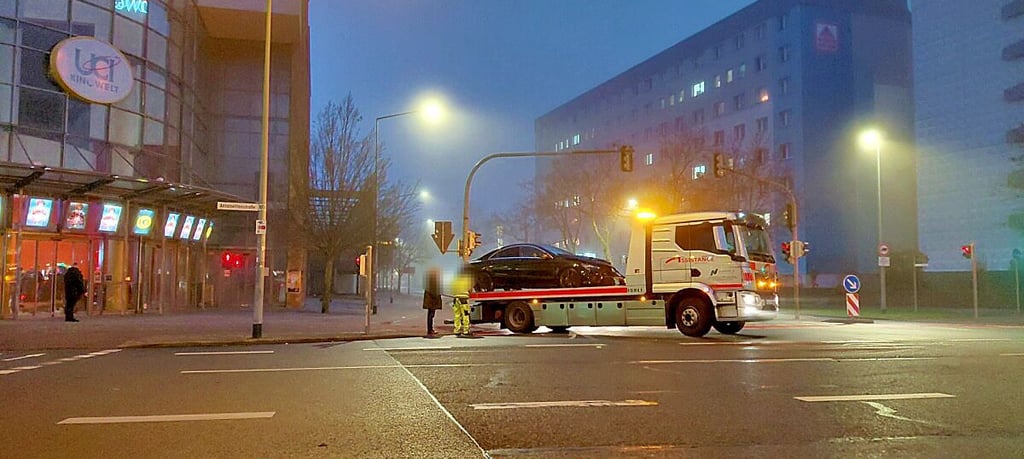 Einer der Unfallautos wird am Sonntagabend abtransportiert. 