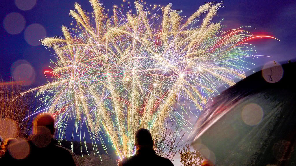 Zum Jahreswechsel erhellen Raketen und Batterien den Himmel. Für viele ist das ein festes Ritual. 