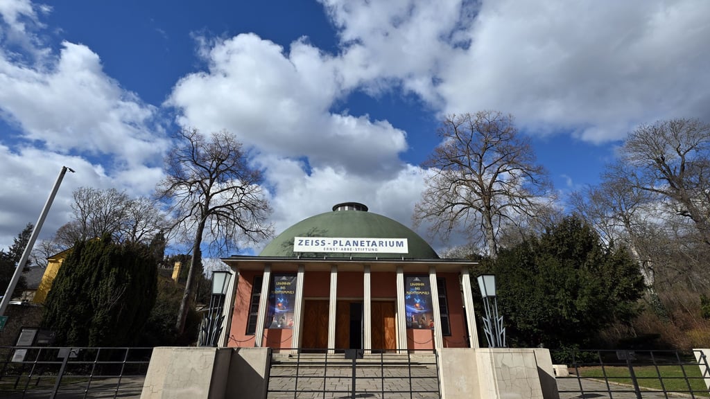 Vor seinem 100. Geburtstag wird das Zeiss-Planetarium schick gemacht und dafür zum Jahresende 2025 vorerst geschlossen. (Archivfoto)