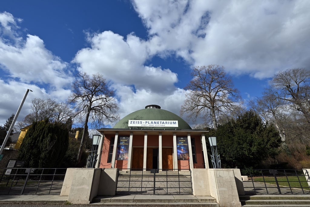Vor seinem 100. Geburtstag wird das Zeiss-Planetarium schick gemacht und dafür zum Jahresende 2025 vorerst geschlossen. (Archivfoto)