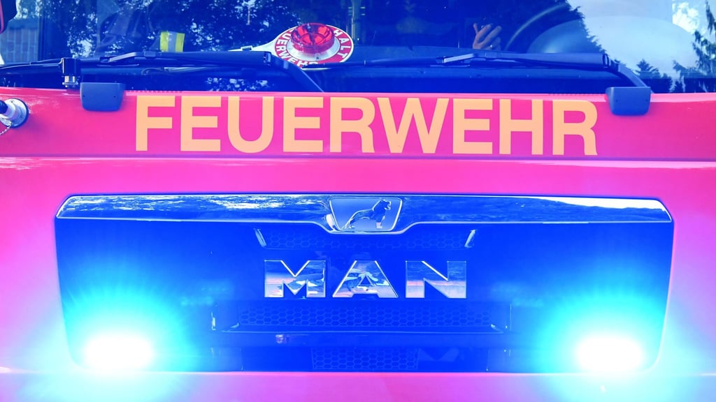 Die Feuerwehr löschte die brennenden Transporter. (Symbolbild)