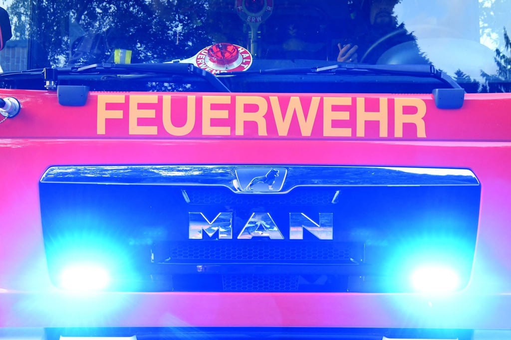 Die Feuerwehr löschte die brennenden Transporter. (Symbolbild)