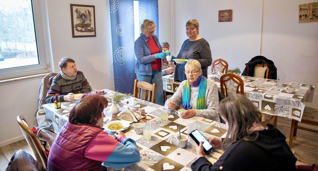 Karin Rieche und Andrea Mildner (hinten, v.l.) gehören zum Team des Franz-Treffs in der Dessauer Franzstraße 147. Dieser ist ein Anlaufpunkt für Menschen in schwierigen Lebenslagen. Seit einem halben jahr wird der Treff von der ASG geführt.