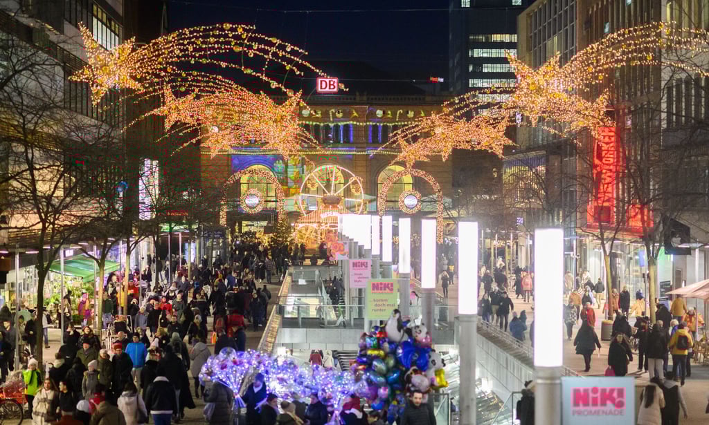 Zwischen Lichterglanz und Ladenkasse: Viele Einkäufe werden erst nach den Feiertagen erledigt. (Archivbild)