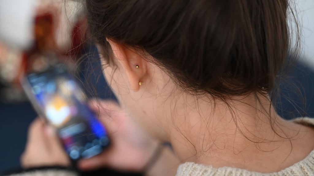 Gerade auf Social Media vergleichen wir uns viel mit anderen. Das kann Druck erzeugen.