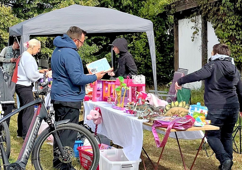 Trödelmarkt im August im Lorenzschen Feld. Jeder Hauseigentümer, der mag, darf dabei sein.