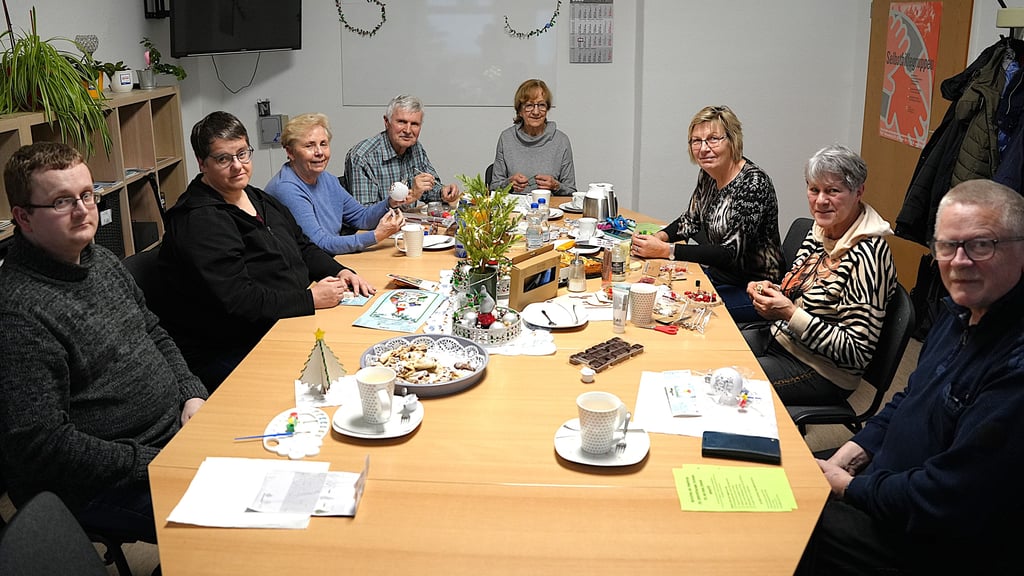 Die Mitglieder der Selbsthilfegruppe Parkison und Angehörige trifft sich ein Mal im Monat beim Paritätischen. Astid Elling von der Kontaktstelle (2. von links) schaut bei ihnen vorbei (von links): Alexander Borchers, Renate und Wilfried Schröder, Eva Stromberg, Anke Ziegler, Ines Mischke und Uwe Borchers. 