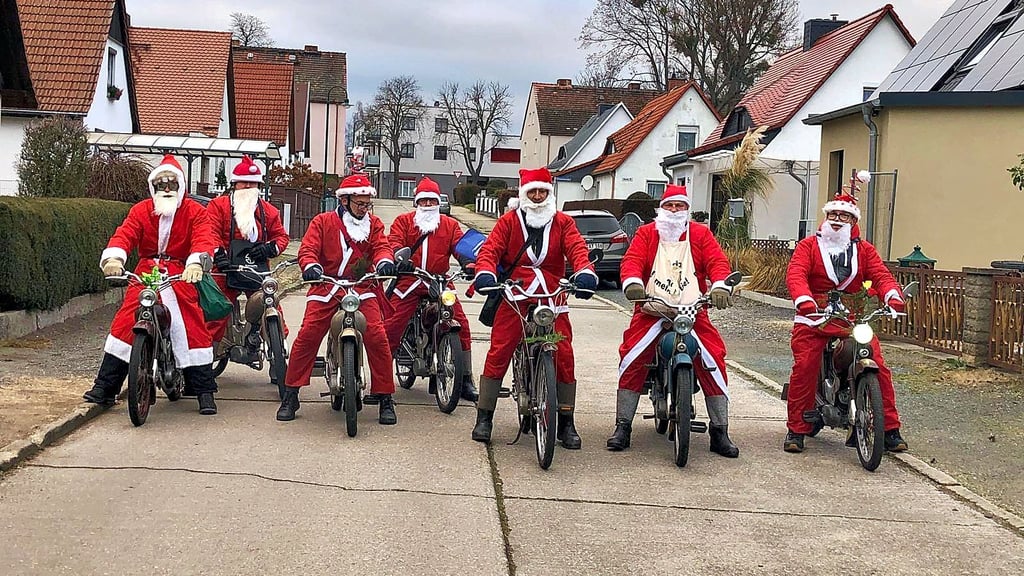 Schöne Tradition in Tröglitz: Seit zehn Jahren fahren Weihnachtsmänner mit ihren Mopeds durch die Ortsteile von Tröglitz und verteilen Schokoladen-Weihnachtsmänner an die Kinder.  