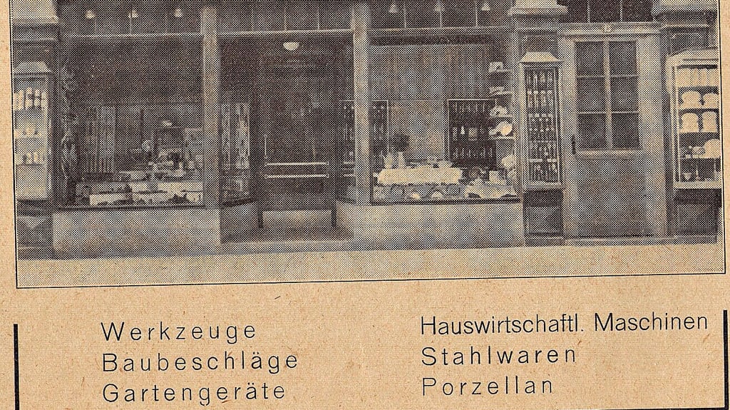 Ein Blick ins Schaufenster mit Werkzeug, Hauswirtschaft und Porzellan: So sah das Schaufenster der Firma Ernst Jeske. 
