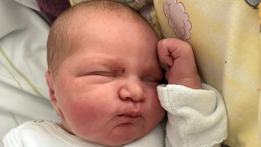 Das Weihnachtsbaby im Evangelischen Krankenhaus Paul Gerhardt Stift: „Christkind“ Cleo. 