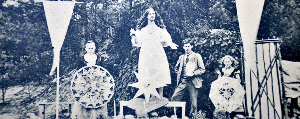 Gustav Nagel in Arendsee vor seiner Erdhöhle (um 1900).