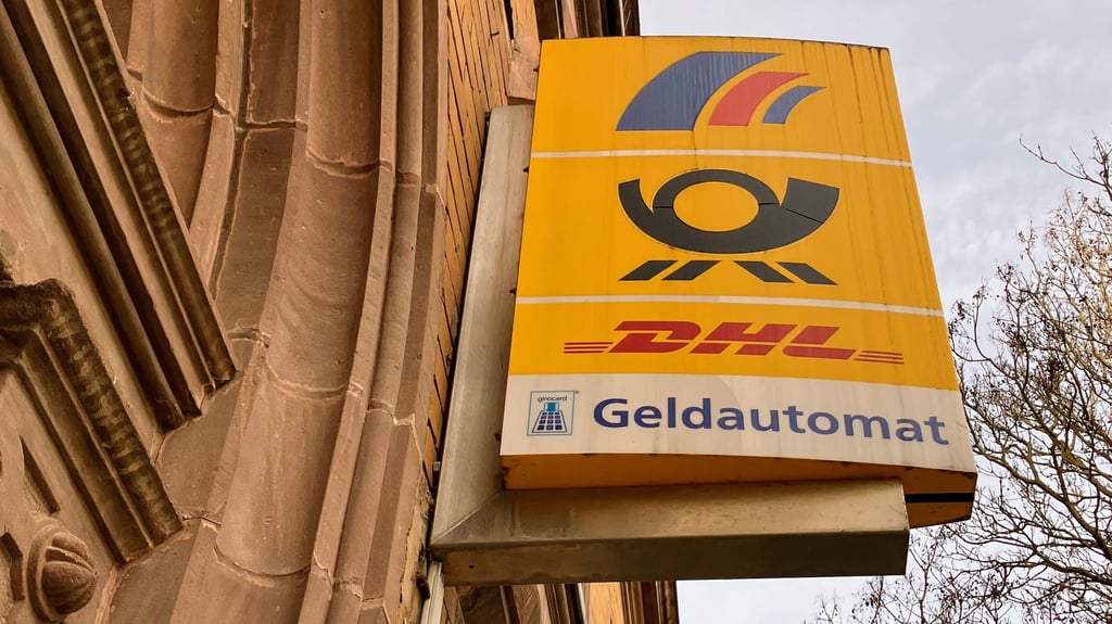 Noch hängen die Logos von Postbank, Post und DHL an der Hauptpost in Sangerhausen. Zum 13. Januar wird die Filiale aber geschlossen. 
