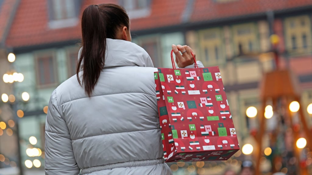 Die meisten Menschen geben laut Umfrage Geschenke zurück, die nicht gefallen.