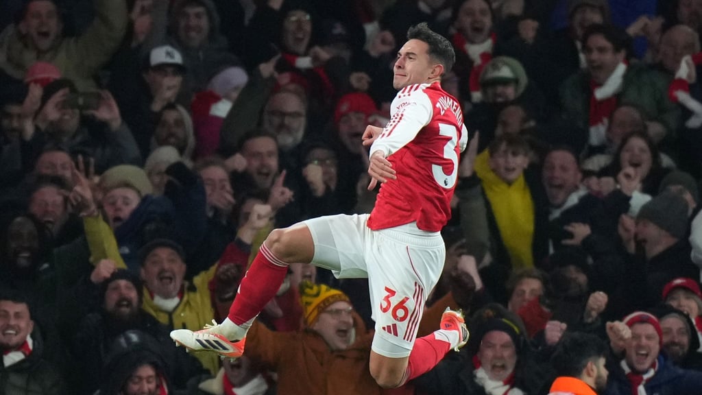 Arsenals Martin Zubimendi jubelt über sein Tor zum 2:0.