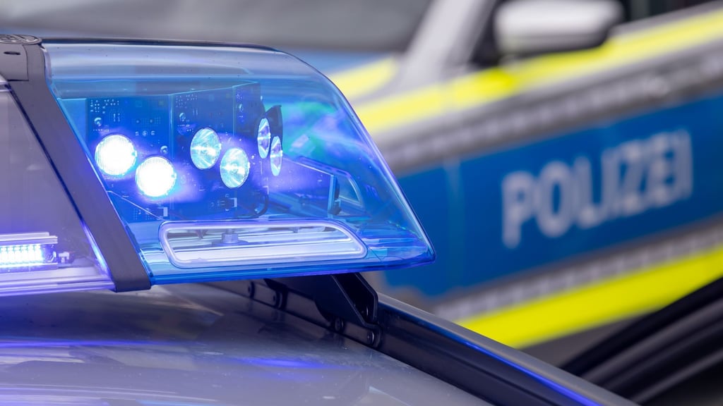 Falsche Polizisten haben eine Seniorin im Landkreis Börde um Bargeld und Schmuck betrogen.