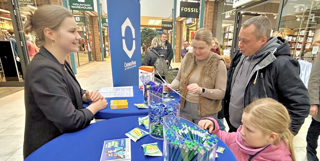 Auch am Stand des Chemieparks Bitterfeld-Wolfen herrscht beim Rückkehrertag reger Andrang.