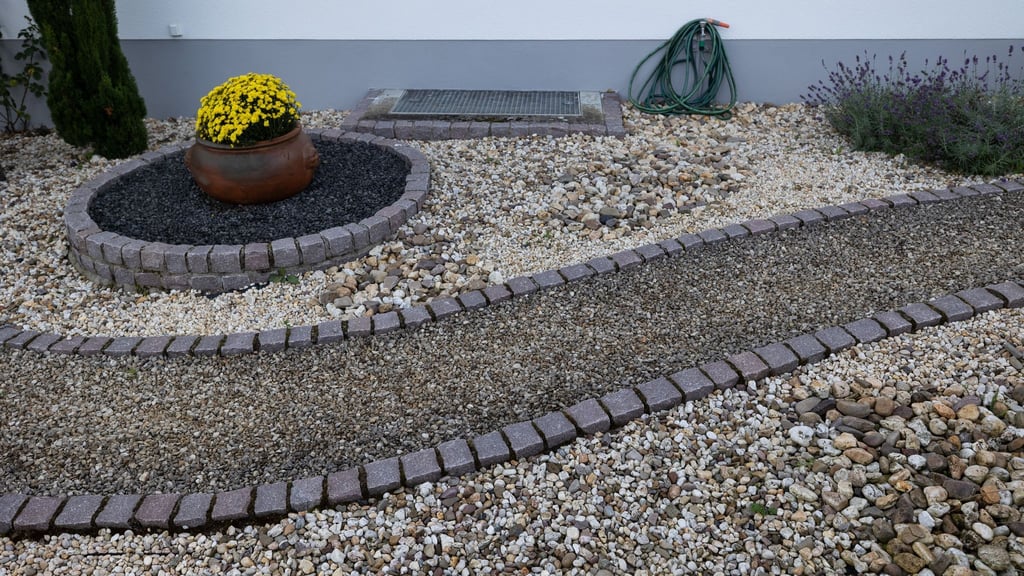 Kies und Schotter statt Blumen und Gras: Wer seinen Garten so gestalten möchte, sollte prüfen, ob das eine Baugenehmigung erfordert.