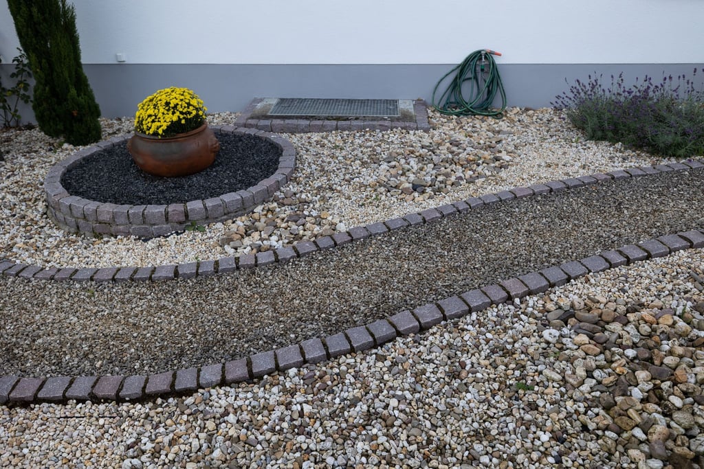 Kies und Schotter statt Blumen und Gras: Wer seinen Garten so gestalten möchte, sollte prüfen, ob das eine Baugenehmigung erfordert.