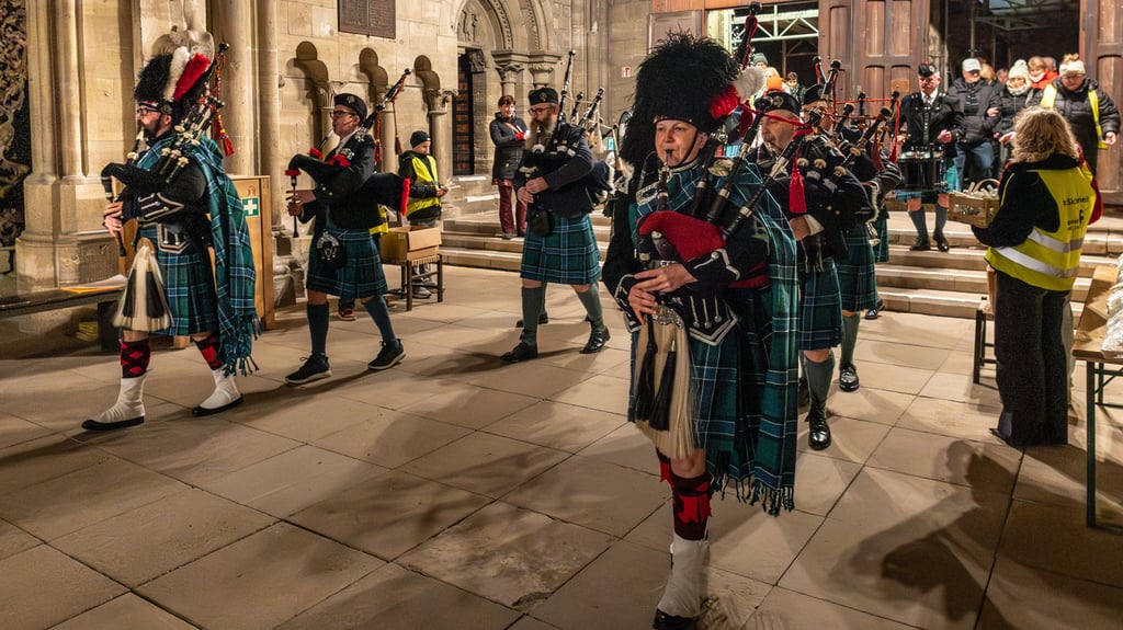 Die Cathedral Pipes & Drums sind ein besonderer Zweig der Kirchenmusik in Halberstadt. Zum Einläuten des Advents führen sie die Besucher in den Dom und spielen dort auch auf. Links Pipe Major Christian Bier, rechts Pipe Sergeant Conny Rosenberger.