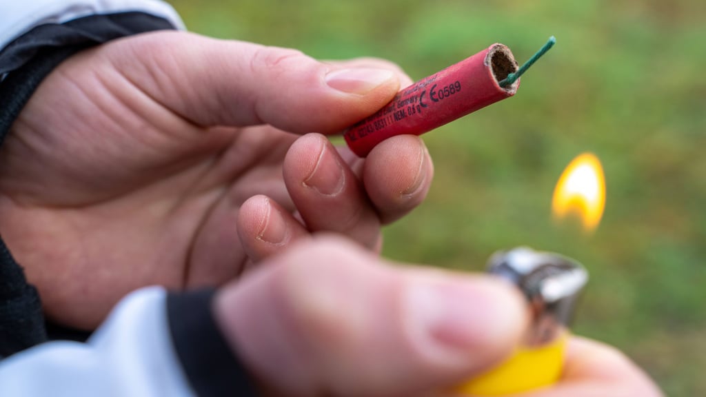 Schon handelsübliche Knaller können erhebliche Schäden an Haut und Gelenken anrichten – etwa durch falsche Handhabung oder zu geringen Abstand.