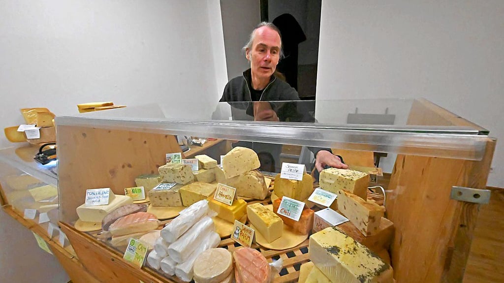 Groß ist das Käseangebot, das der Bernburger Uwe Jordan in seinem kleinen Geschäft in der Ascherslebener Taubenstraße bereithält.
