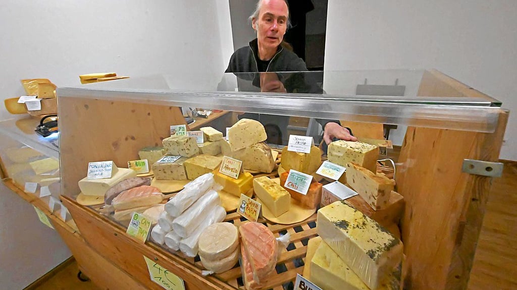 Groß ist das Käseangebot, das der Bernburger Uwe Jordan in seinem kleinen Geschäft in der Ascherslebener Taubenstraße bereithält.