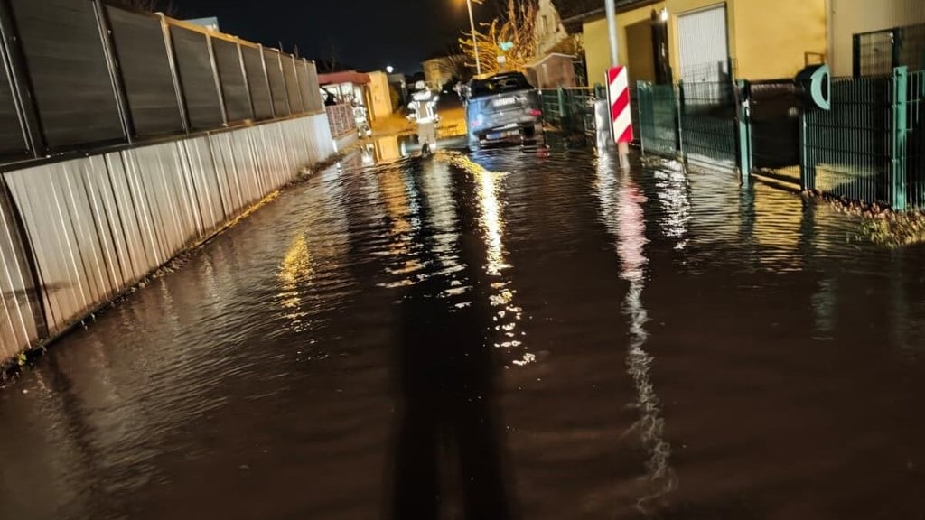 In der Straße Am Polderdeich in Magdeburg kam es in der Nacht zu Dienstag (30. Dezember 2025) zu einem Schaden an einer Trinkwasserleitung.