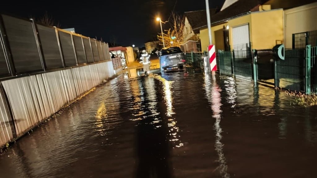 In der Straße Am Polderdeich in Magdeburg kam es in der Nacht zu Dienstag (30. Dezember 2025) zu einem Schaden an einer Trinkwasserleitung.