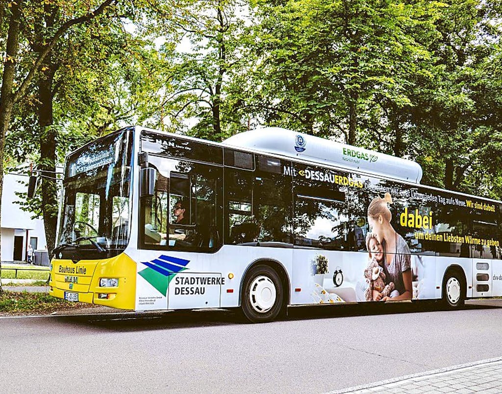 Ein Bus der DVG vor den Meisterhäusern