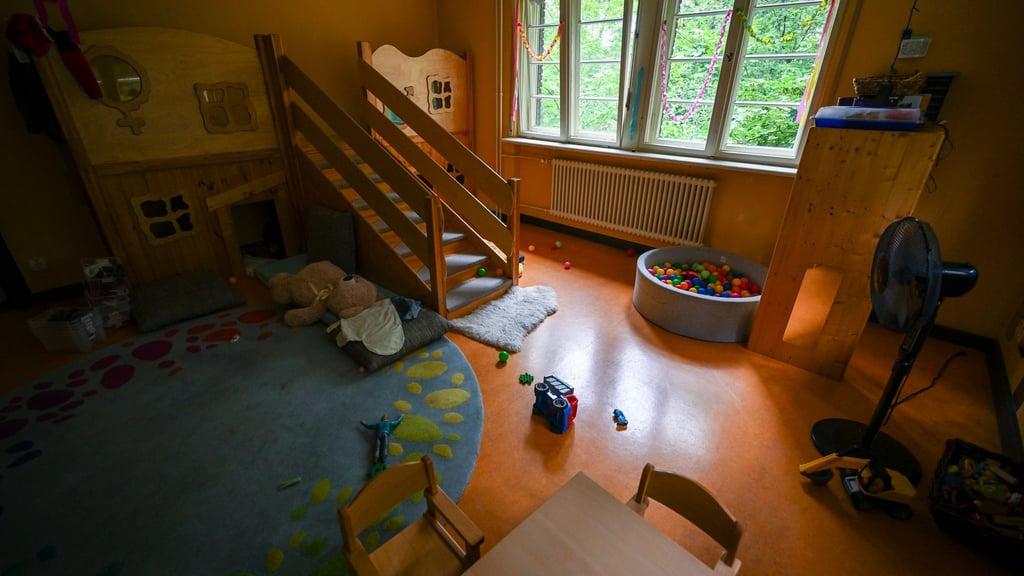 In Thüringens Kindergärten bleiben immer mehr Plätze frei. (Symbolbild)