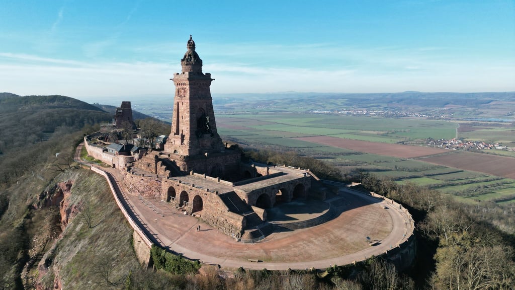 Sonnenschein über dem Kyffhäuserdenkmal: 2025 gehört zu den sonnigsten Jahren, die Thüringen bislang erlebt hat. (Archivbild)