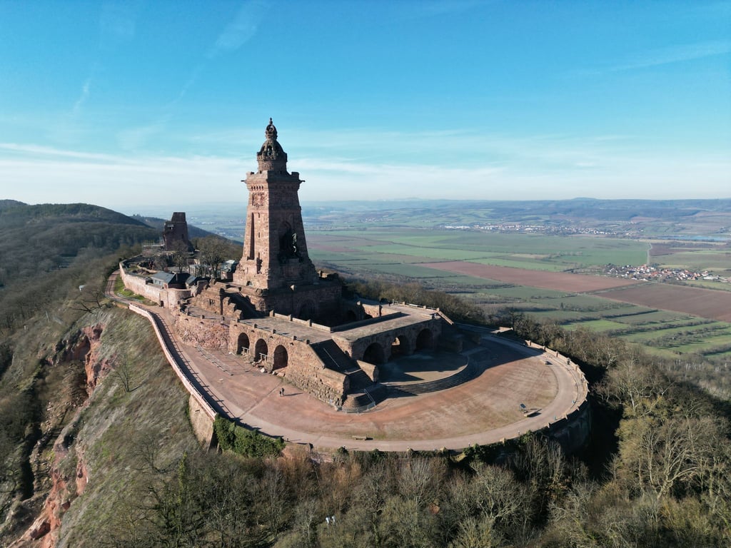 Sonnenschein über dem Kyffhäuserdenkmal: 2025 gehört zu den sonnigsten Jahren, die Thüringen bislang erlebt hat. (Archivbild)