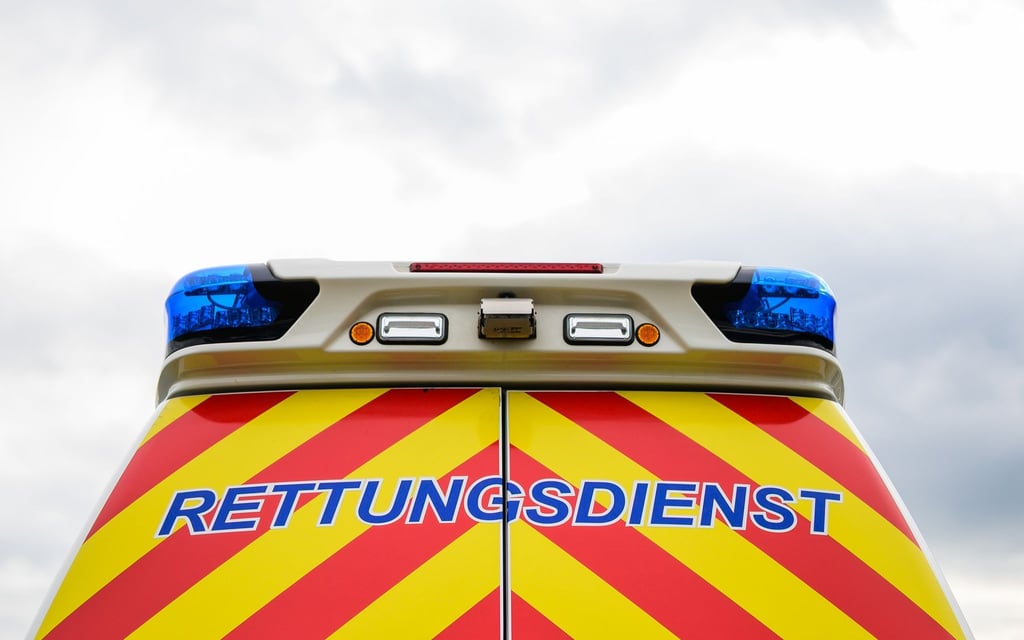 Der Rettungsdienst brachte den 81-jährigen Autofahrer nach dem Unfall in ein Krankenhaus. (Symbolbild)