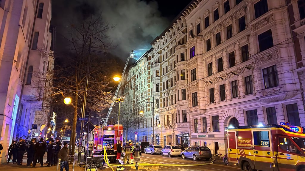 Noch Stunden nach Ausbruch des Feuers dauern die Löscharbeiten in Magdeburg an der Sternstraße an. 