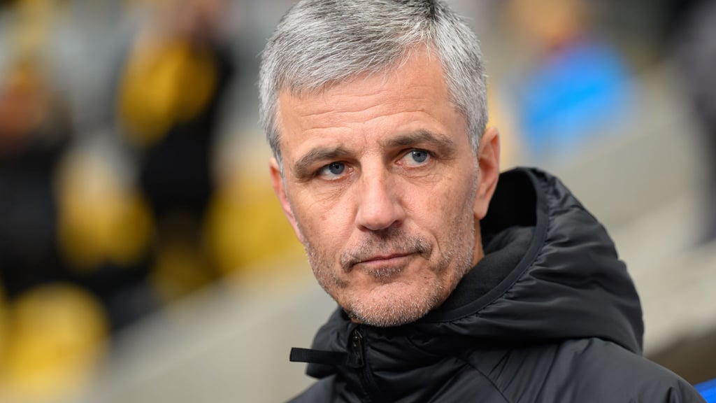 Jens Härtel will mit Aue in der Tabelle klettern. (Archivbild)