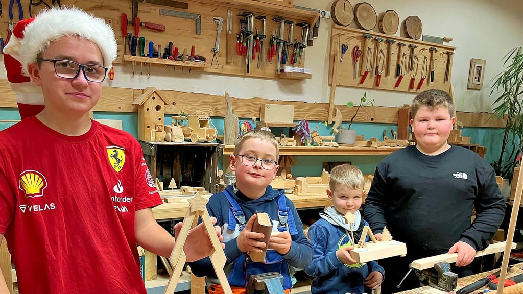 Jonas, Alex, Moritz und Oscar (v.li.) haben vor Weihnachten noch fleißig in der Holzwerkstatt gebastelt. 