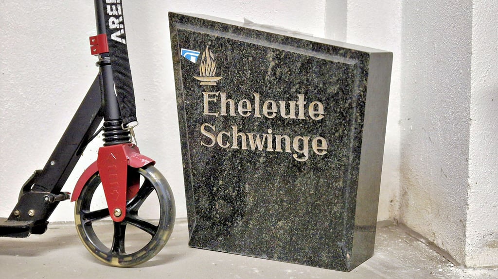 Im Fundbüro der Stadt  Stendal befindet sich ein Grabstein der Eheleuten Schwinge. Vermutlich stammt er nicht aus Stendal. 