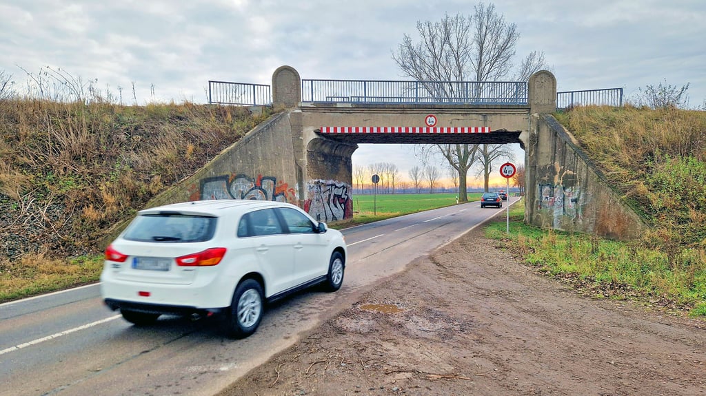 Für rund drei Millionen Euro baut die Deutsche Bahn die Zugbrücke an der L 183 bei Kreypau höher und breiter. Bis März 2027 drohen Einschränkungen, Vollsperrungen und einspuriger Verkehr mit Ampelregelung.