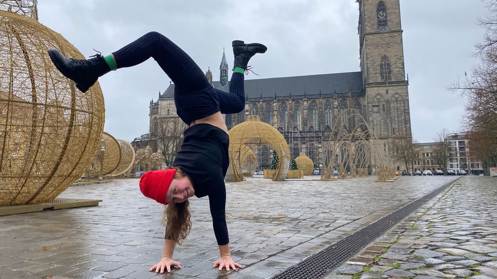 Ein Handstand vor dem Dom ist für Zirkuskünstlerin Kira Rabenstein auch auf nasskaltem Pflaster kein Problem.
