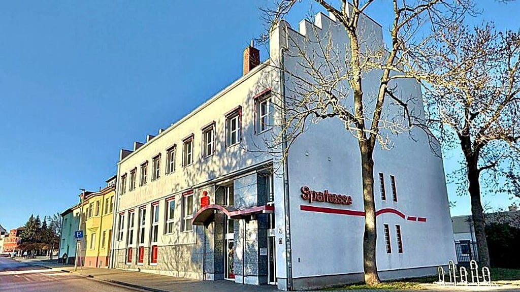 Die Sparkasse in Roßlau ist nach einer Havarie vorerst geschlossen. Die Filiale bleibt zu, Automaten funktionieren.