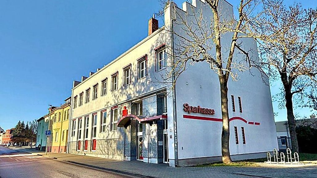 Die Sparkasse in Roßlau ist nach einer Havarie vorerst geschlossen. Die Filiale bleibt zu, Automaten funktionieren.