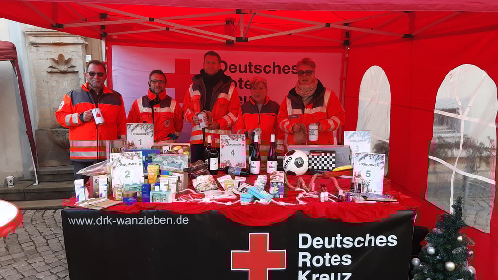 Jürgen Piel (von links), Denis Altmann (DRK-Vorstandsmitglieder), Martin Tunsch (Schirmherr), Silke Piel (DRK-Helferin) mit Heike Astalosch (DRK-Vorstandsmitglied) waren ausgestattet mit Spendendosen und Losen, gemeinsam sammelten sie für einen guten Zweck.